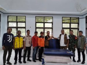 BPBD Provinsi Tinjau Lokasi Rumah Yang Terdampak Gempa, Sekaligus Menyerahkan Bantuan Di Posko BPBD Koltim.