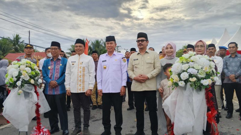 Gubernur Sultra , Resmikan Gerbang Batas Konawe – Kolaka Timur. Di Kolaka Timur.