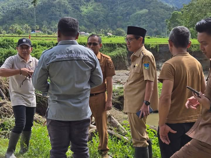 "Wakil Bupati Kolaka Timur Bersama Rombongan, Meninjau Langsung Bendungan Dan Jembatan yang rusak Di Kecamatan Mowewe.