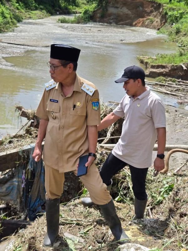 Wakil Bupati Koltim, Turun langsung meninjau Bendungan dan Jembatan  yang rusak Di Mowewe.