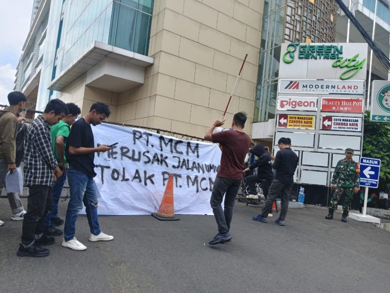 Menyebabkan kerusakan jalan umum PT. Mcm didemo di jakarta.